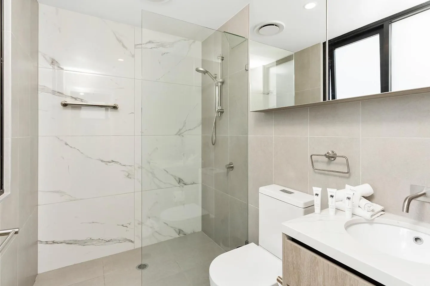 Apartment 5Th Floor Beachside Ocean View With Wi-Fi, Pool And Gym Gold Coast